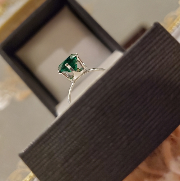 1.2 Carat AAA zirconia emerald birthstone ring - Picture 2 of 4